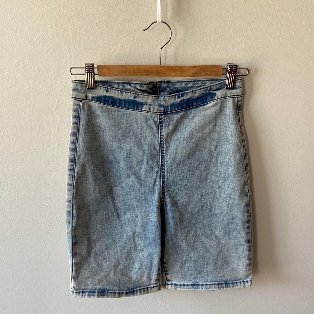⭐️Free w/ Purchase! Wild Fable Acid Wash Denim Biker Shorts Size 2 - Picture 2 of 8